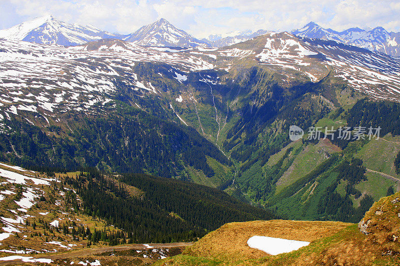 在巴德加斯坦的雪山之上，雄伟的Hohe tauern和Kitzbüheler阿尔卑斯山，戏剧性的泰洛风景全景，奥地利